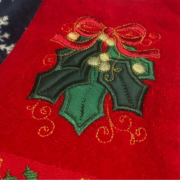 Vintage NWT set of 3 Y2K Christmas hand towels embroidered mistletoe x-mas trees - Picture 3 of 12